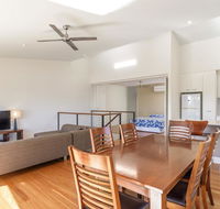 Unit 5 Rainbow Surf - Modern double storey townhouse with large shared pool close to beach and shop - Accommodation Redcliffe