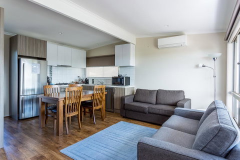 Upstairs Cottage On Beachurst - Accommodation Redcliffe 3