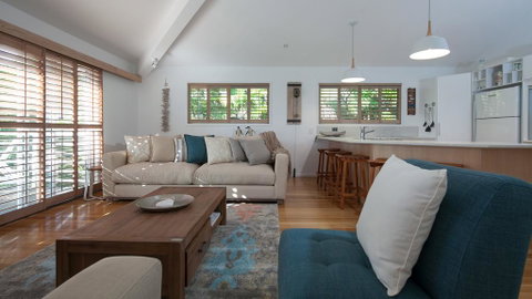 Utopia Beach House - Accommodation Redcliffe 2