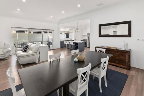 Vasse Manor - Accommodation Redcliffe 0