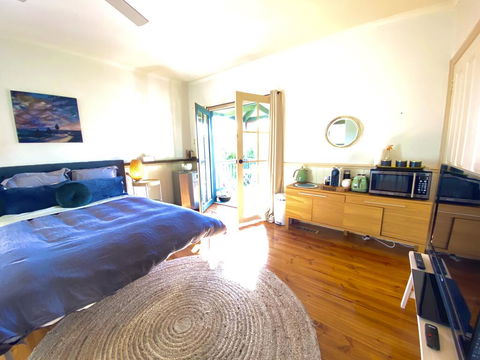 Valley Abode Large Studio Suite -private Ensuite - Accommodation Redcliffe 2