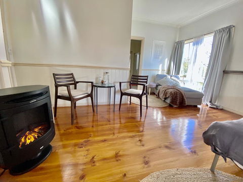 Valley Abode Large Studio Suite -private Ensuite - Accommodation Redcliffe 1