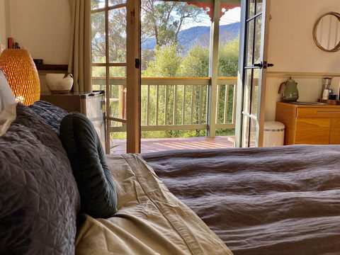 Valley Abode Large Studio Suite -private Ensuite - Accommodation Redcliffe 0