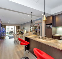 Venetian Canal Apartment-Close to Beaches and Marina - Accommodation Redcliffe