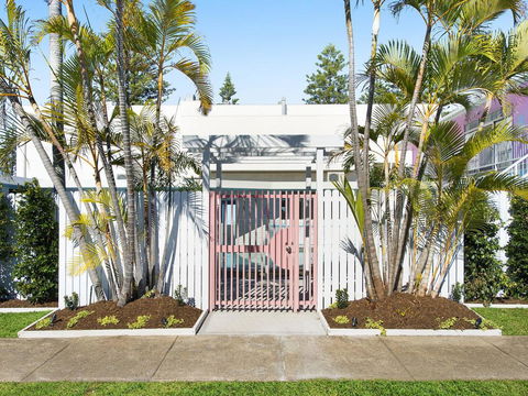 Ventura Beach Motel 2 Bedroom Poolside - Accommodation Redcliffe 3