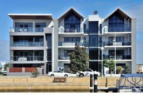 Venetian Canal 1 Bedroom Apartment - Accommodation Redcliffe 0