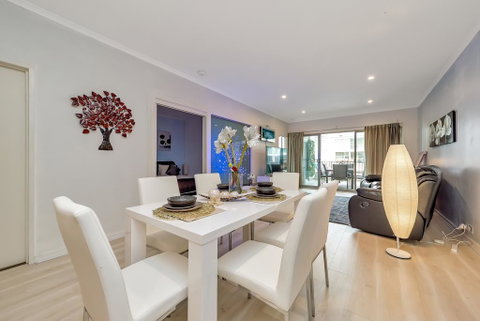 Venetian Canal Apartment-Close To Beaches And Marina - Accommodation Redcliffe 1