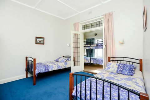 Victor Harbor Beachfront Bliss + WiFi - Accommodation Redcliffe 3