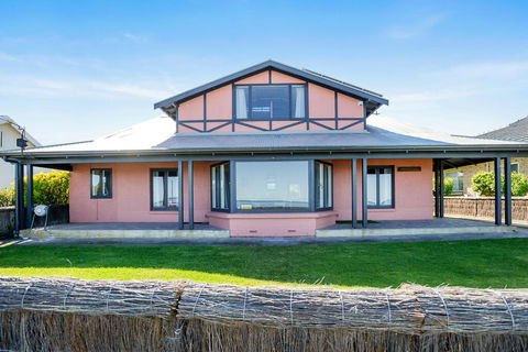 Victor Harbor Beachfront Bliss + WiFi - Accommodation Redcliffe 1