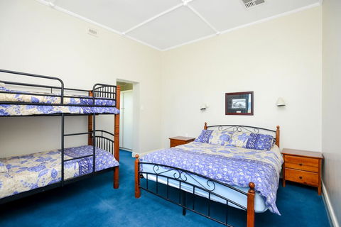 Victor Harbor Beachfront Bliss + WiFi - Accommodation Redcliffe 2