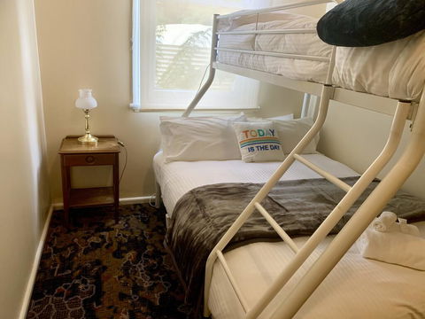 Victoria Albert Guest House Bar Cafe And Restaurant - Accommodation Redcliffe 3