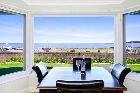 Victor Harbor Beachfront Bliss + WiFi - Accommodation Redcliffe 0