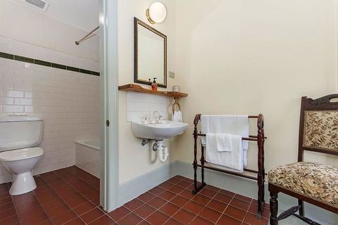 Victoria House - Accommodation Redcliffe 1