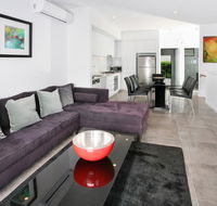Views from Red Hill - Modern and Spacious Split-Level Executive 3BR Red Hill Apartment Close to CBD - Accommodation Redcliffe