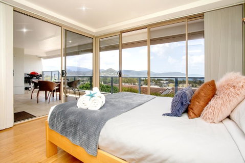 VIEWS ON ELSHEBY - Accommodation Redcliffe 1