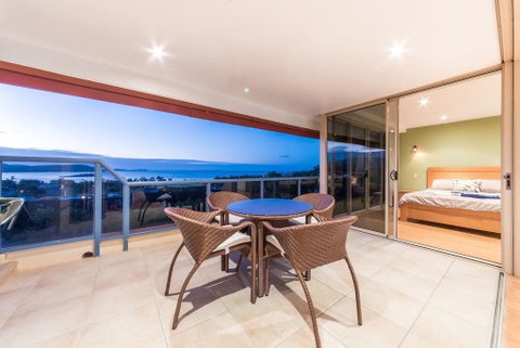 VIEWS ON ELSHEBY - Accommodation Redcliffe 2
