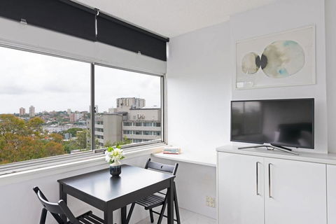 Views To Die For// Studio Rushcutters Bay // Free Parking - Accommodation Redcliffe 3