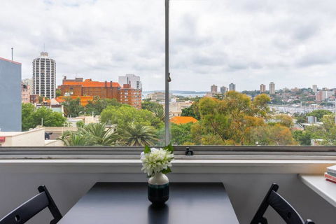 Views To Die For// Studio Rushcutters Bay // Free Parking - Accommodation Redcliffe 2