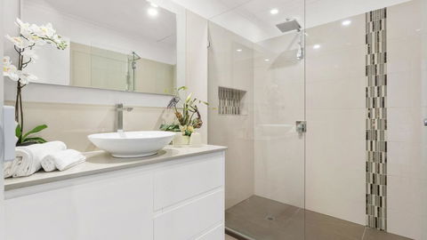VIEWS AT MCCRAE..... - Accommodation Redcliffe 0