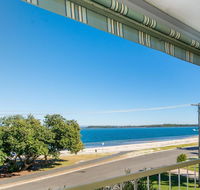 VIEWS VIEWS VIEWS Front Top Floor Waterfront Unit - Chnook Apartments South Esp Bongaree - Accommodation Redcliffe