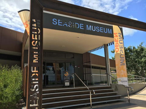 VIEWS VIEWS VIEWS! Front Top Floor Waterfront Unit - Chnook Apartments South Esp, Bongaree - Accommodation Redcliffe 3