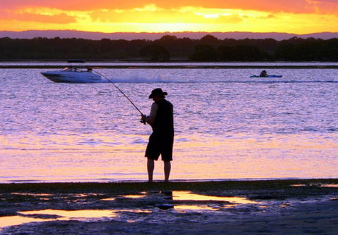 VIEWS VIEWS VIEWS! Front Top Floor Waterfront Unit - Chnook Apartments South Esp, Bongaree - Accommodation Redcliffe 1