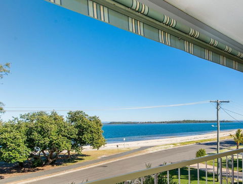 VIEWS VIEWS VIEWS! Front Top Floor Waterfront Unit - Chnook Apartments South Esp, Bongaree - Accommodation Redcliffe 0