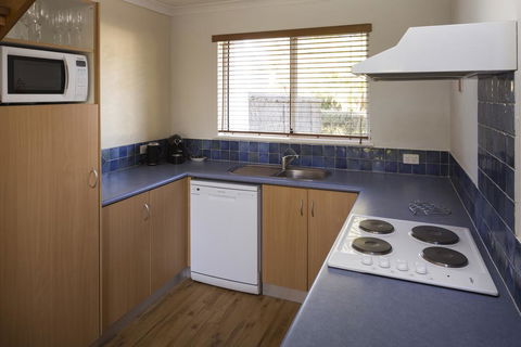 Villa 5 Whitesands - Accommodation Redcliffe 2