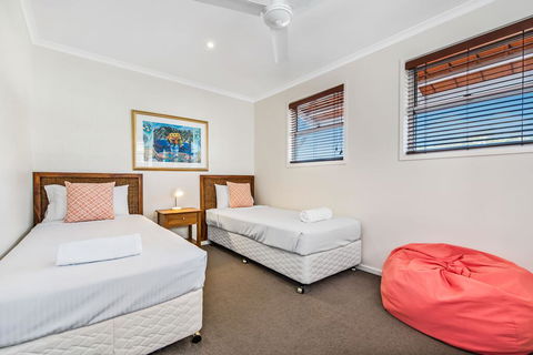 Villa Aqua - Accommodation Redcliffe 2