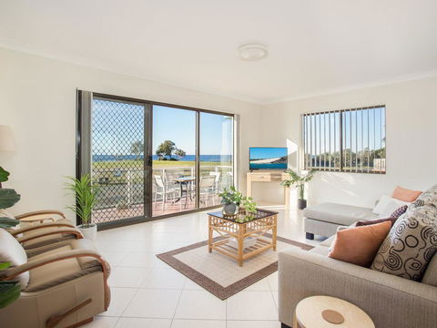 Villa Bianca 10 Opposite The Tanks - Accommodation Redcliffe 3