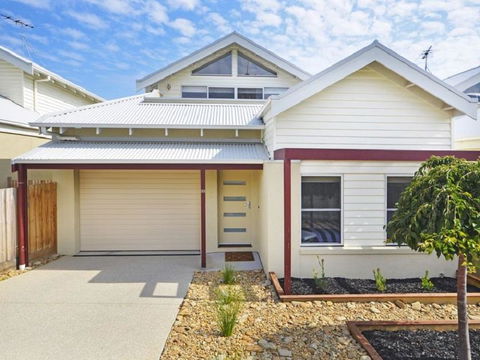 Villa By The Sea - Accommodation Redcliffe 3