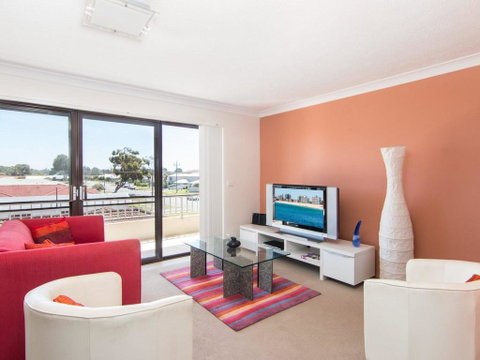 Villa Capri 3, Just A Hop, Skip And Jump To Bowling Club - Accommodation Redcliffe 0