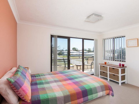 Villa Capri 3, Just A Hop, Skip And Jump To Bowling Club - Accommodation Redcliffe 2