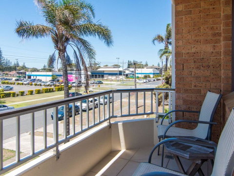 Villa Capri 3, Just A Hop, Skip And Jump To Bowling Club - Accommodation Redcliffe 3