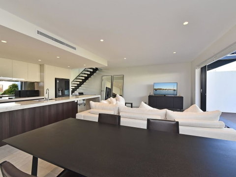 Villa Capri Waterside At Trinity Point - Accommodation Redcliffe 3