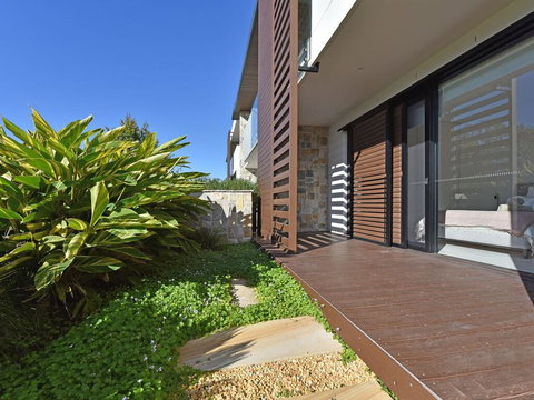 Villa Catania Waterside At Trinity Point - Accommodation Redcliffe 2