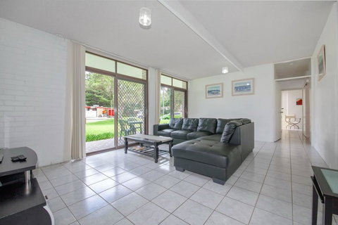 Villa Ellisa, Unit 1/10 Columbia Close - Accommodation Redcliffe 2