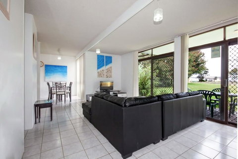 Villa Ellisa, Unit 1/10 Columbia Close - Accommodation Redcliffe 1