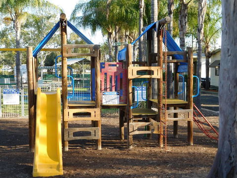 Villa Holiday Park - Accommodation Redcliffe 1