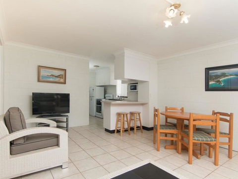 Villa Manyana 16 - Accommodation Redcliffe 3