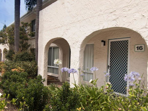 Villa Manyana 16 - Accommodation Redcliffe 0