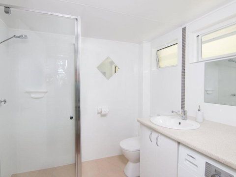 Villa Manyana Unit 28 - Accommodation Redcliffe 1