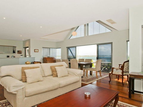 Villa Mer - Stylish Waterfront Accommodation - Accommodation Redcliffe 0