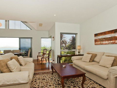 Villa Mer - Stylish Waterfront Accommodation - Accommodation Redcliffe 1