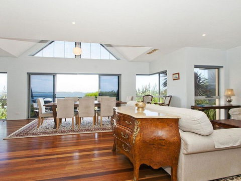 Villa Mer - Stylish Waterfront Accommodation - Accommodation Redcliffe 3