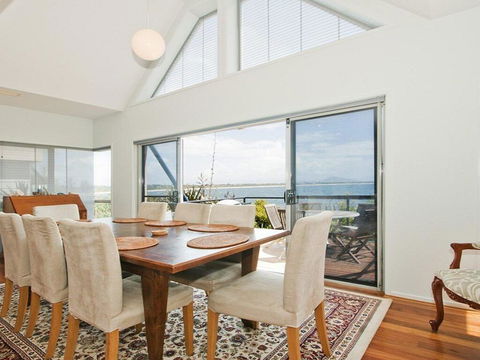 Villa Mer - Stylish Waterfront Accommodation - Accommodation Redcliffe 2