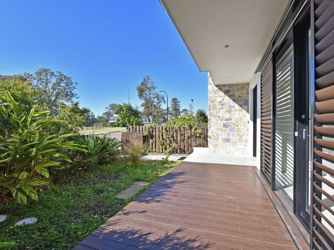 Villa Positano Waterside At Trinity Point - Accommodation Redcliffe 2