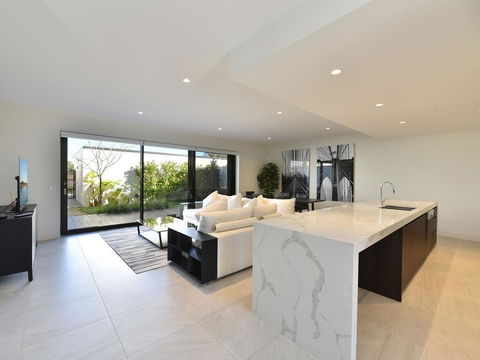 Villa Positano Waterside At Trinity Point - Accommodation Redcliffe 3