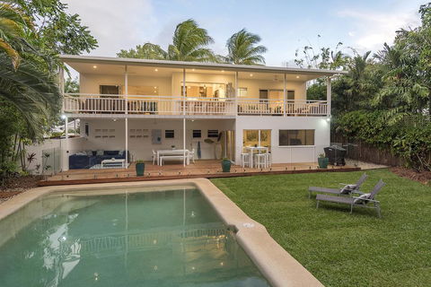 Villa Sorrento - Luxury Holiday Home - Accommodation Redcliffe 1