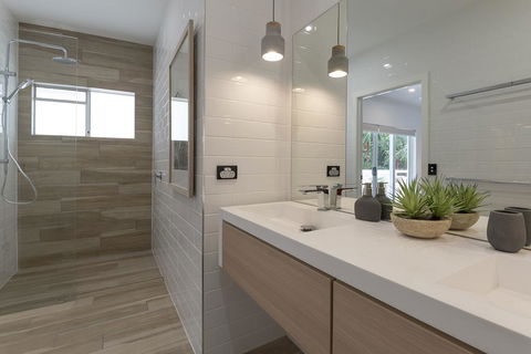 Villa Sorrento - Luxury Holiday Home - Accommodation Redcliffe 3